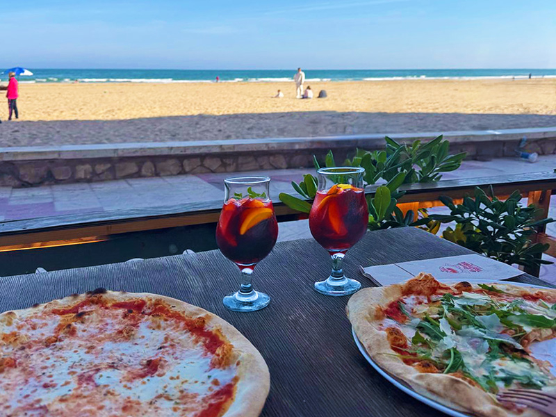 Sangria en pizza bij La Piccola Cullera
