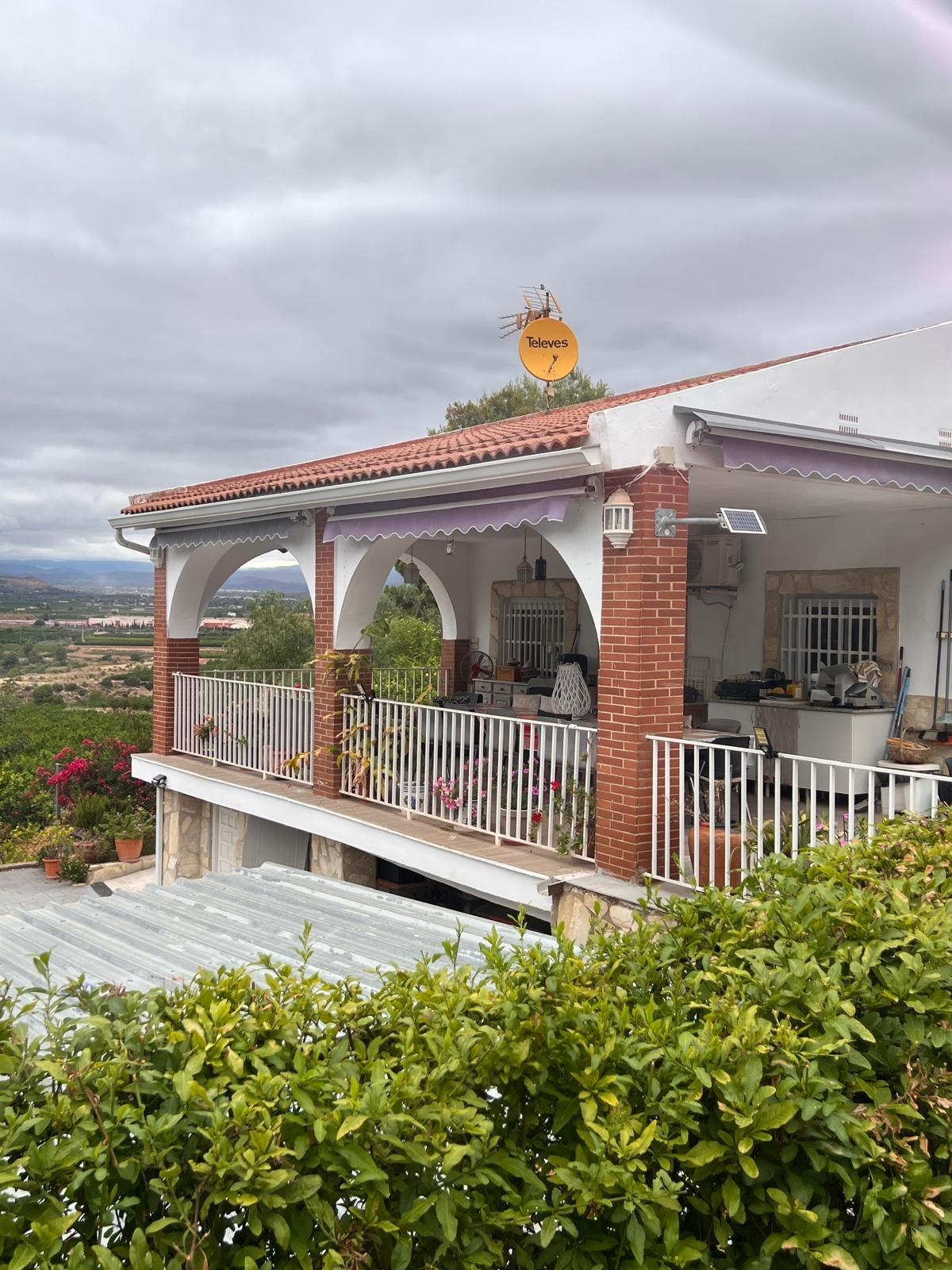 Gerenoveerde villa met bergpanorama en gastenverblijf in Llíria
