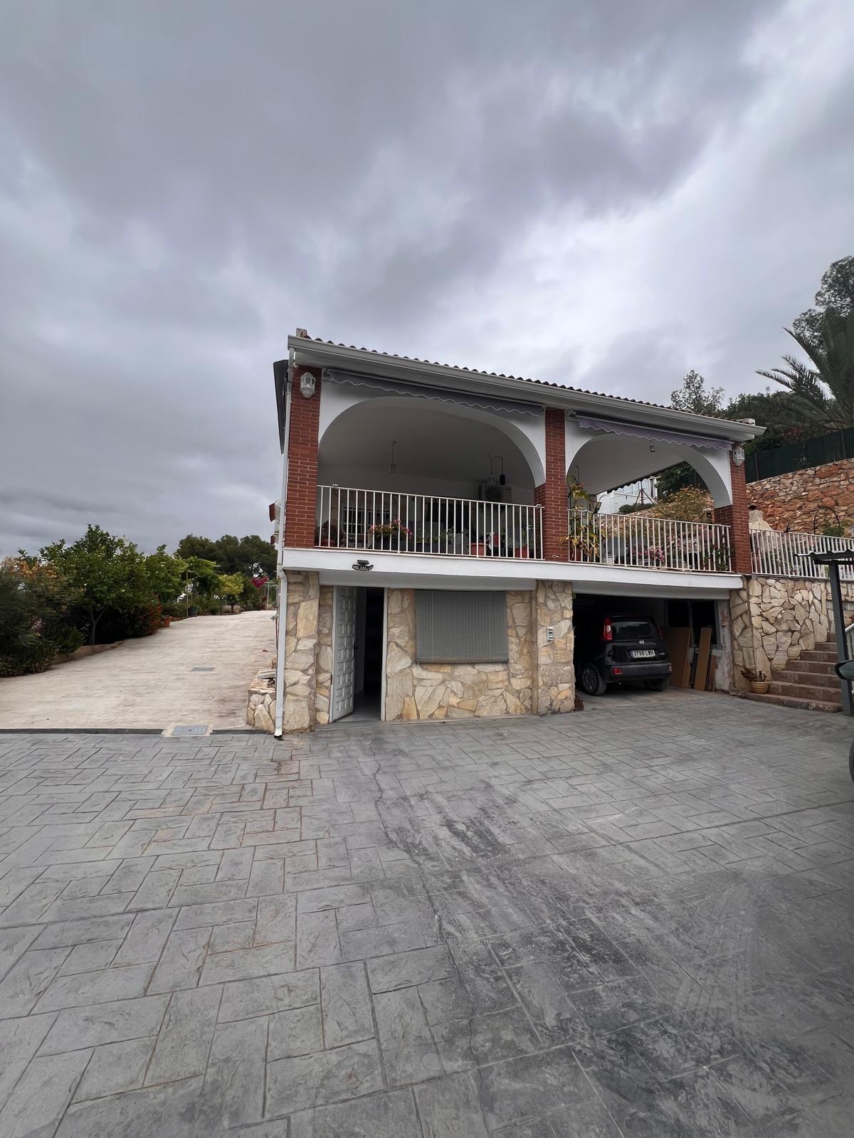 Gerenoveerde villa met bergpanorama en gastenverblijf in Llíria