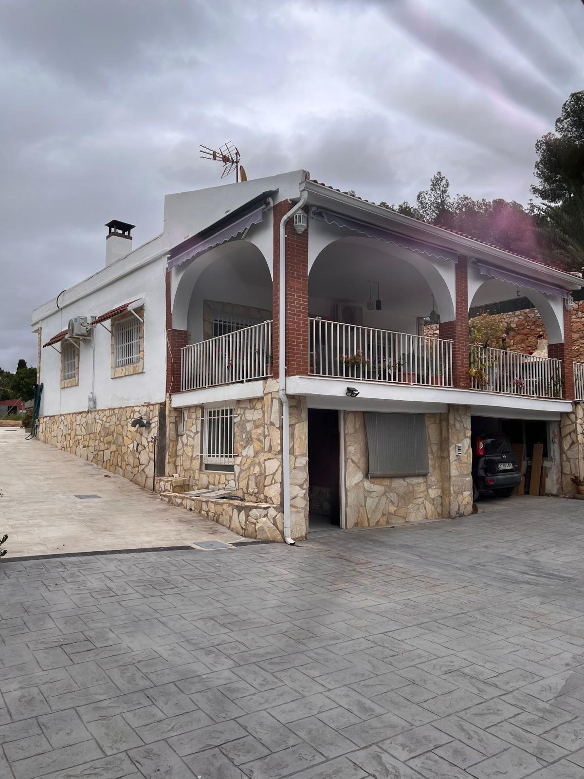 Gerenoveerde villa met bergpanorama en gastenverblijf in Llíria