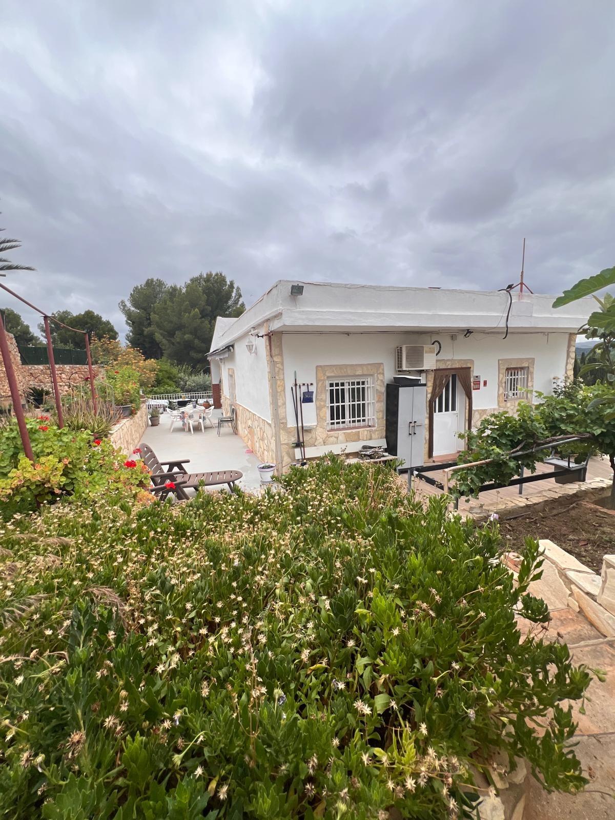 Gerenoveerde villa met bergpanorama en gastenverblijf in Llíria