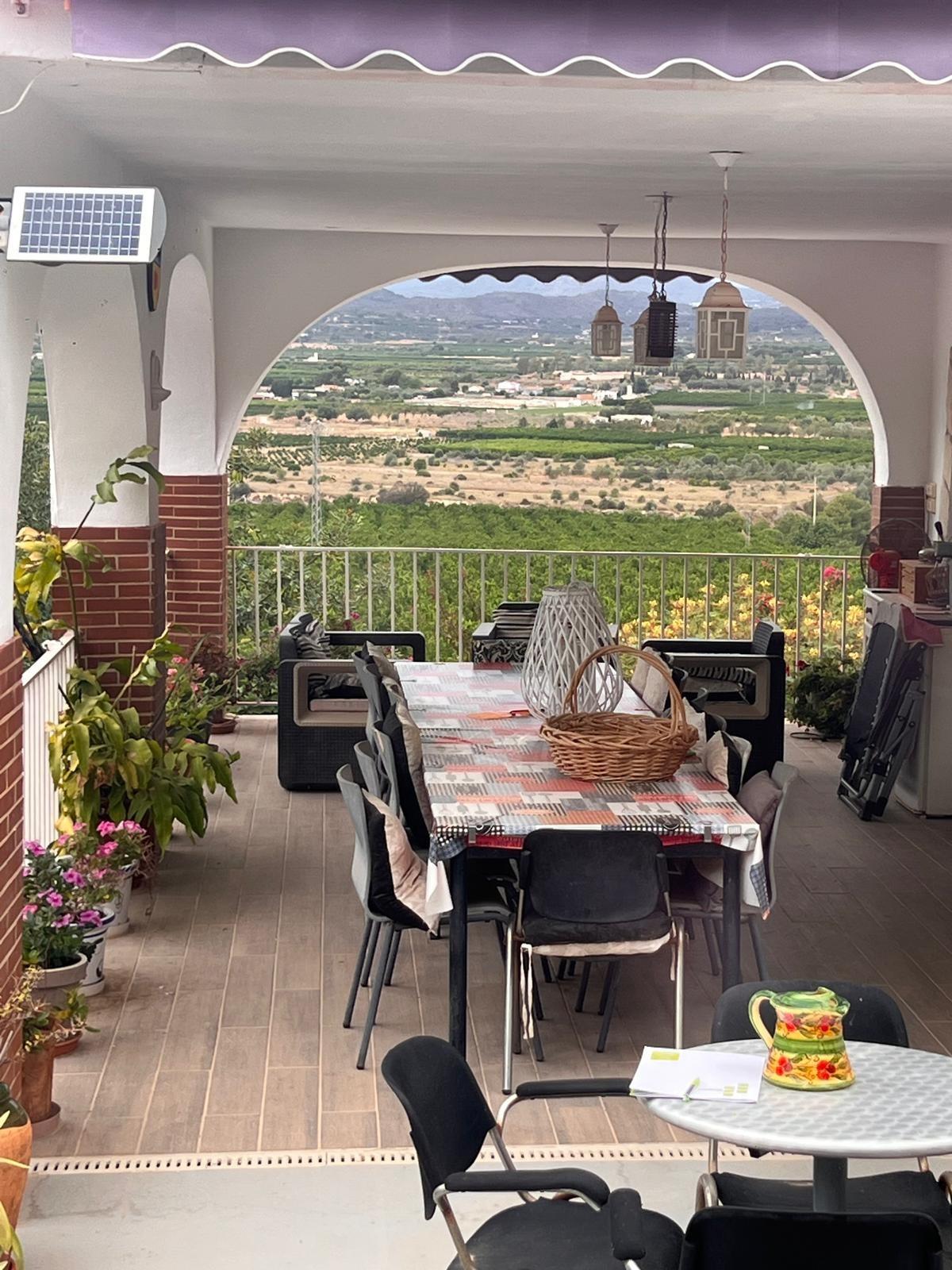 Gerenoveerde villa met bergpanorama en gastenverblijf in Llíria