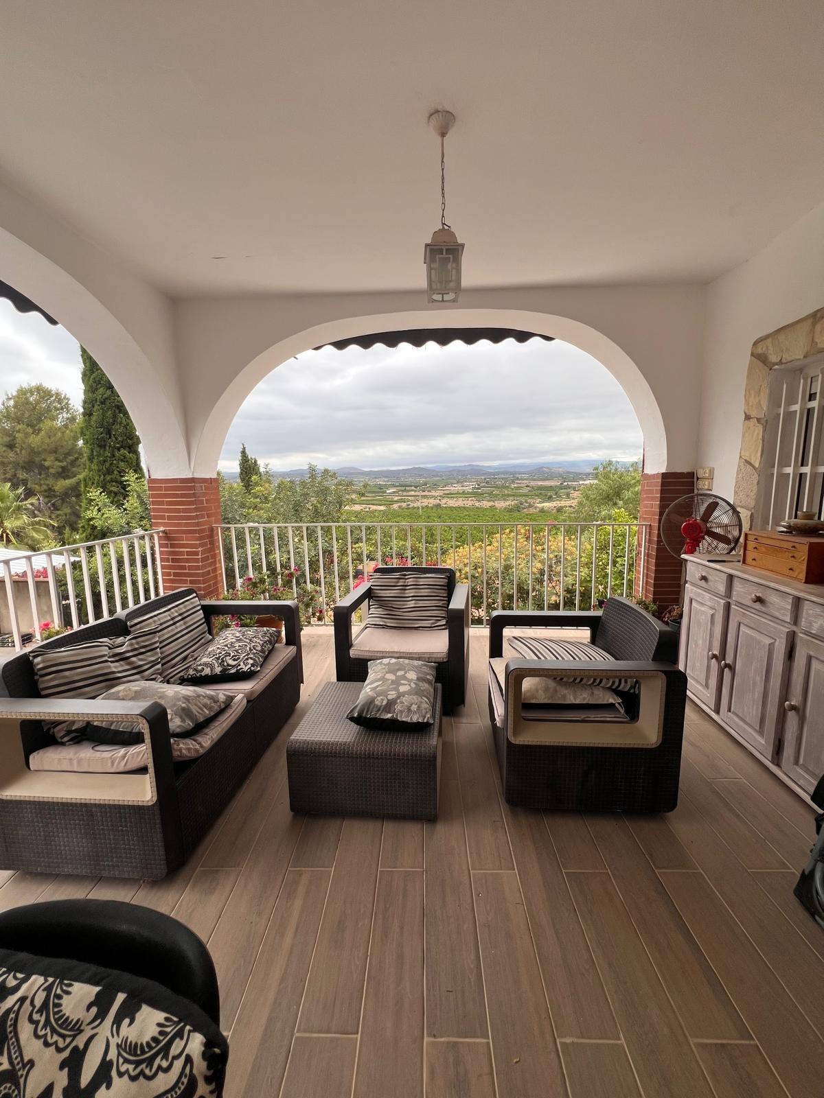 Gerenoveerde villa met bergpanorama en gastenverblijf in Llíria