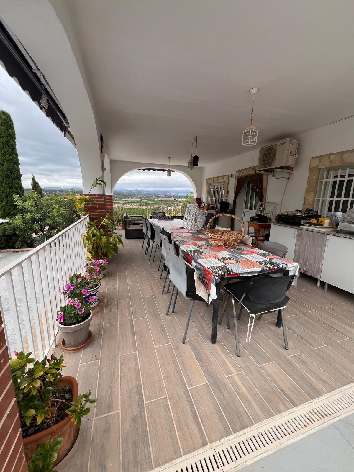Gerenoveerde villa met bergpanorama en gastenverblijf in Llíria