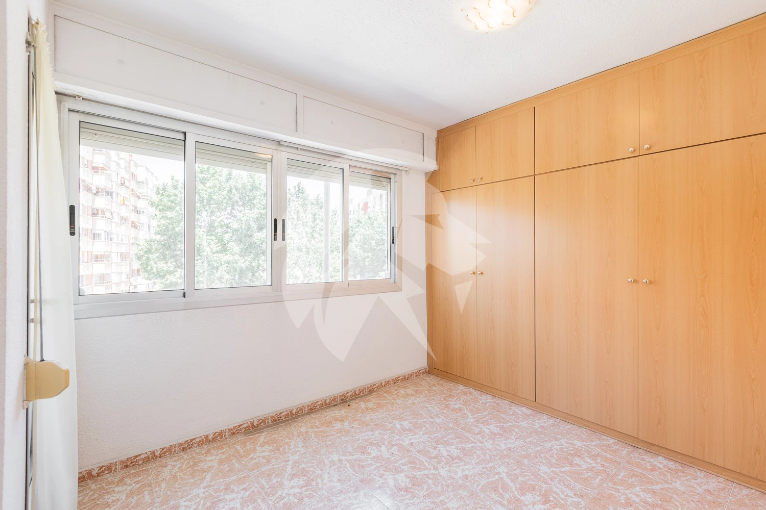 Ruim familiehuis met 4 slaapkamers en 2 balkons in Valencia