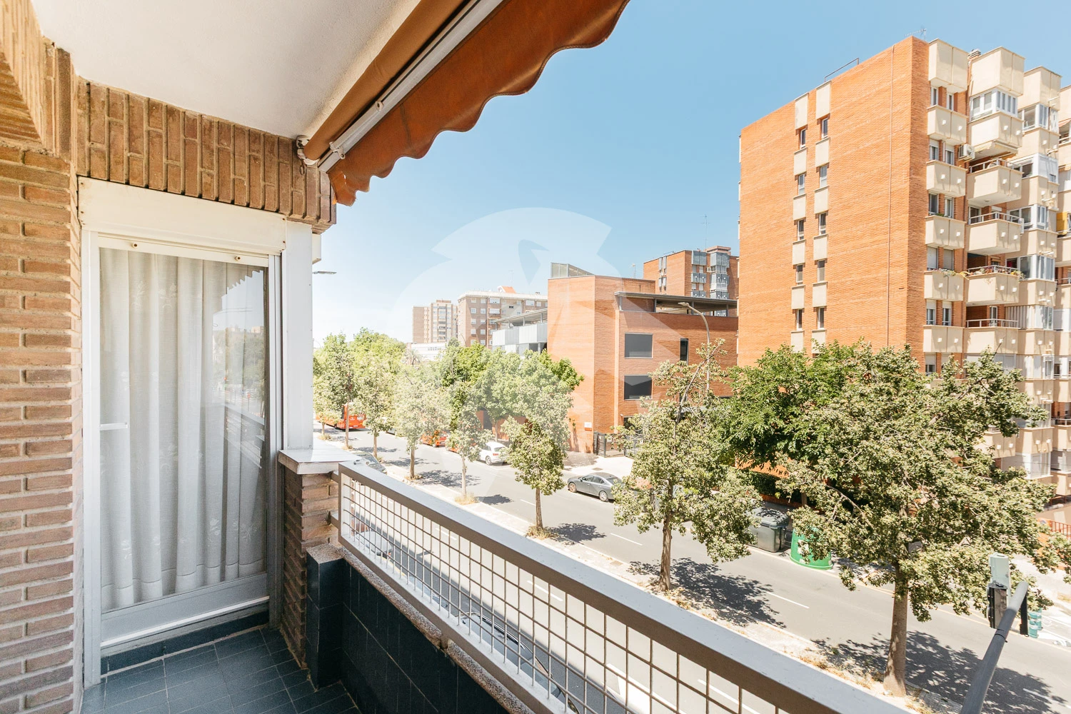 Ruim familiehuis met 4 slaapkamers en 2 balkons in Valencia