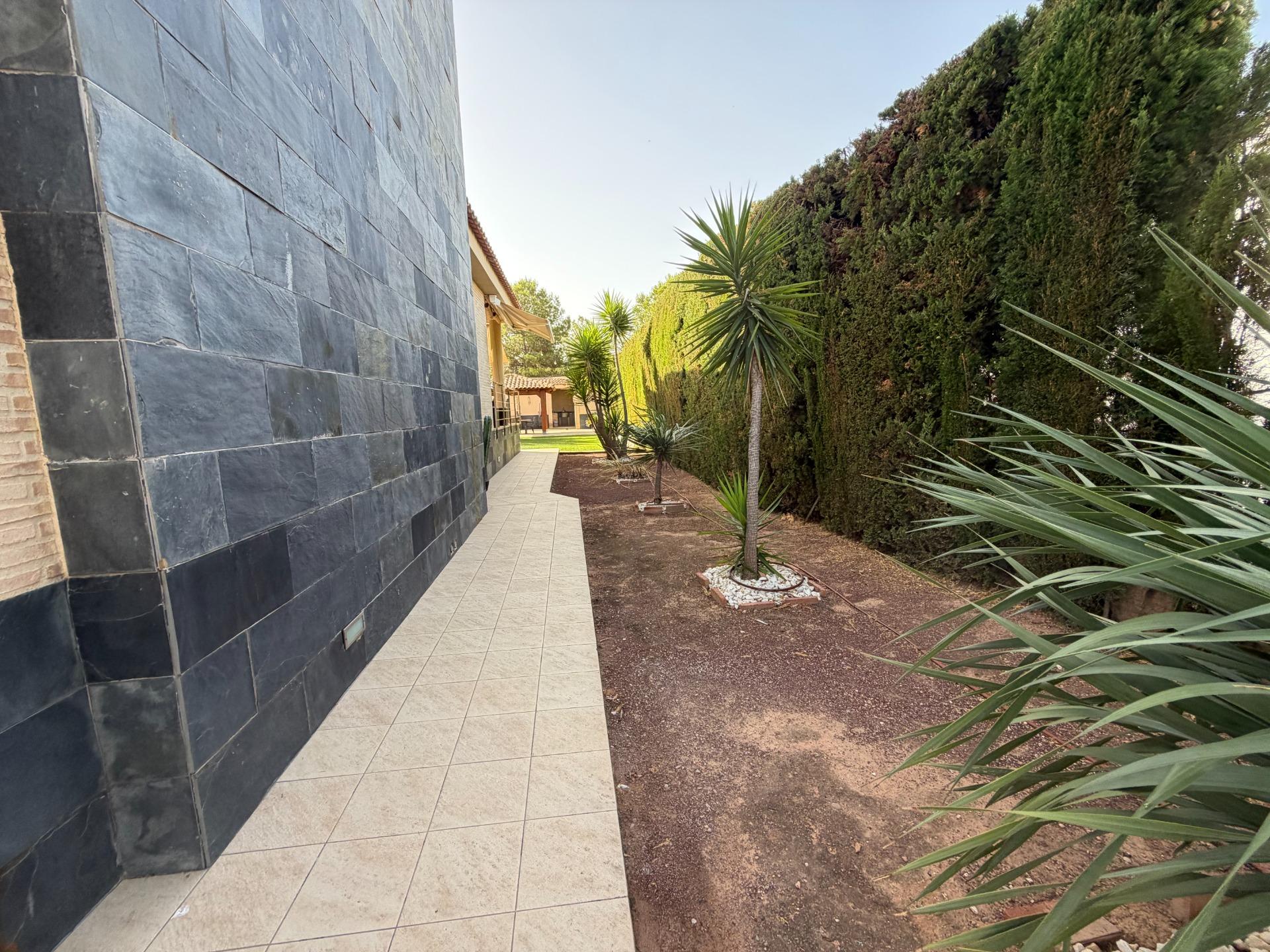 Imposante villa met zwembad in La Pobla de Vallbona