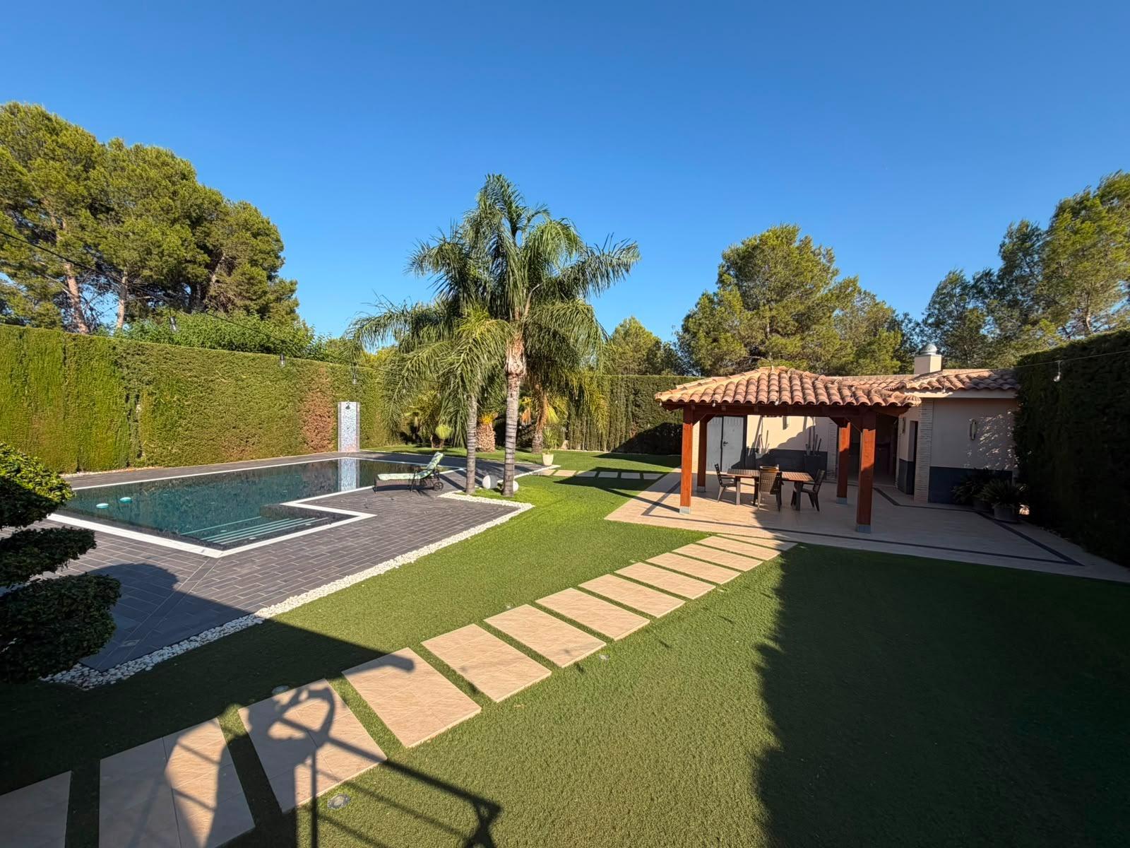 Imposante villa met zwembad in La Pobla de Vallbona
