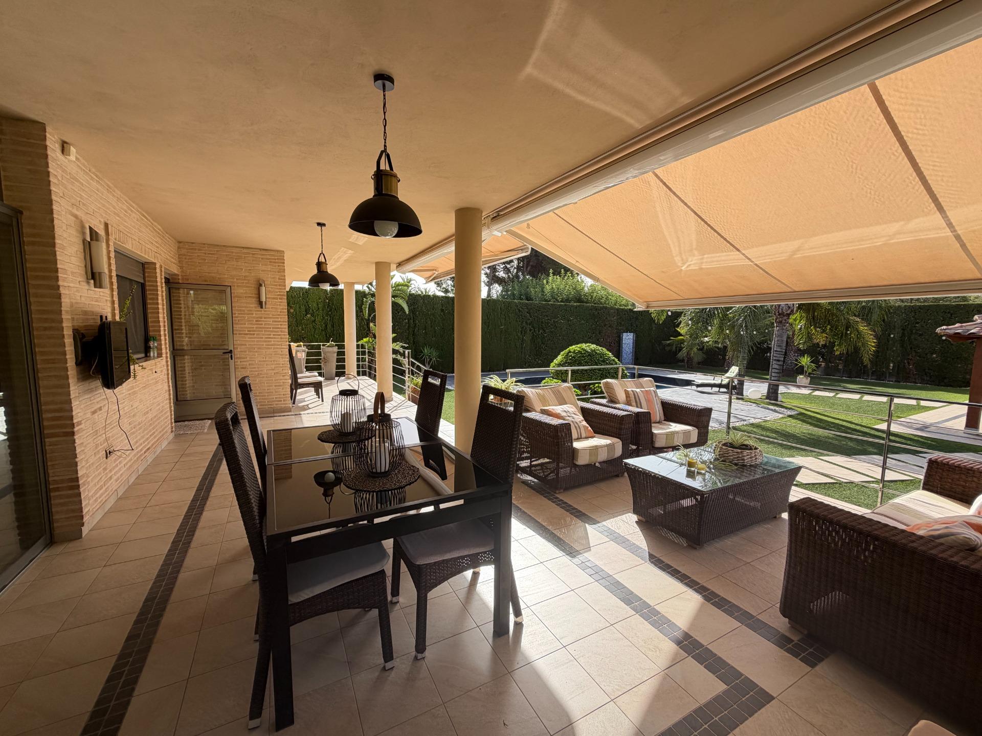 Imposante villa met zwembad in La Pobla de Vallbona