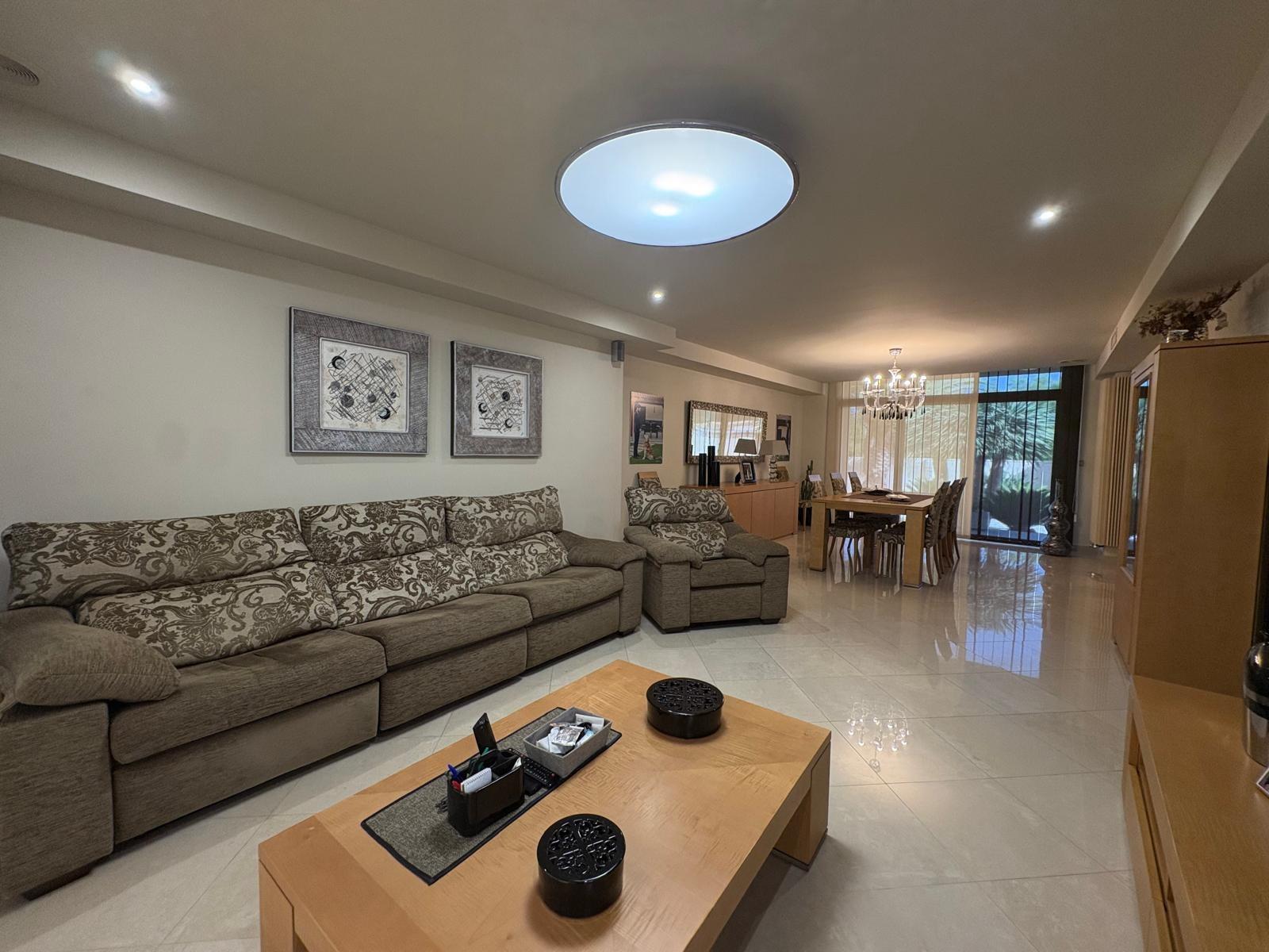 Imposante villa met zwembad in La Pobla de Vallbona