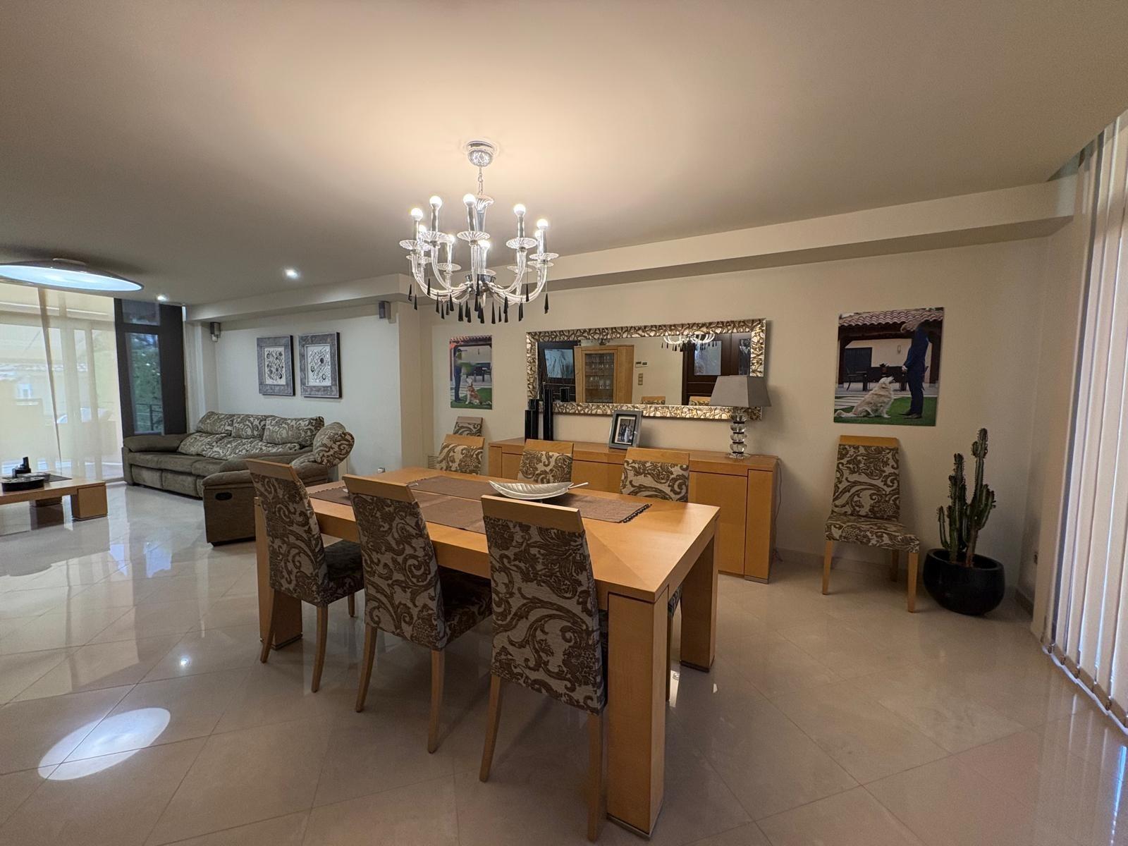 Imposante villa met zwembad in La Pobla de Vallbona