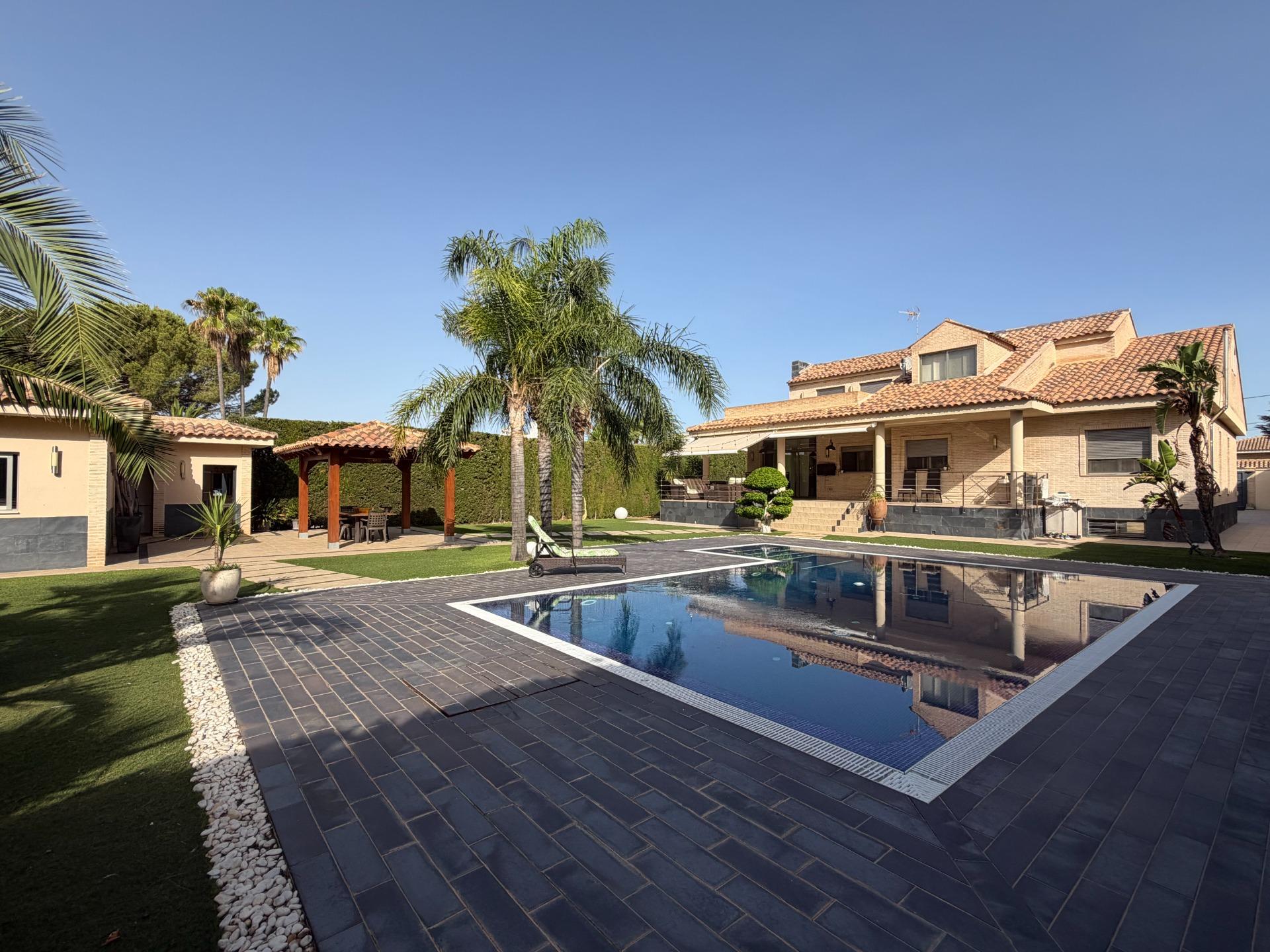 Imposante villa met zwembad in La Pobla de Vallbona