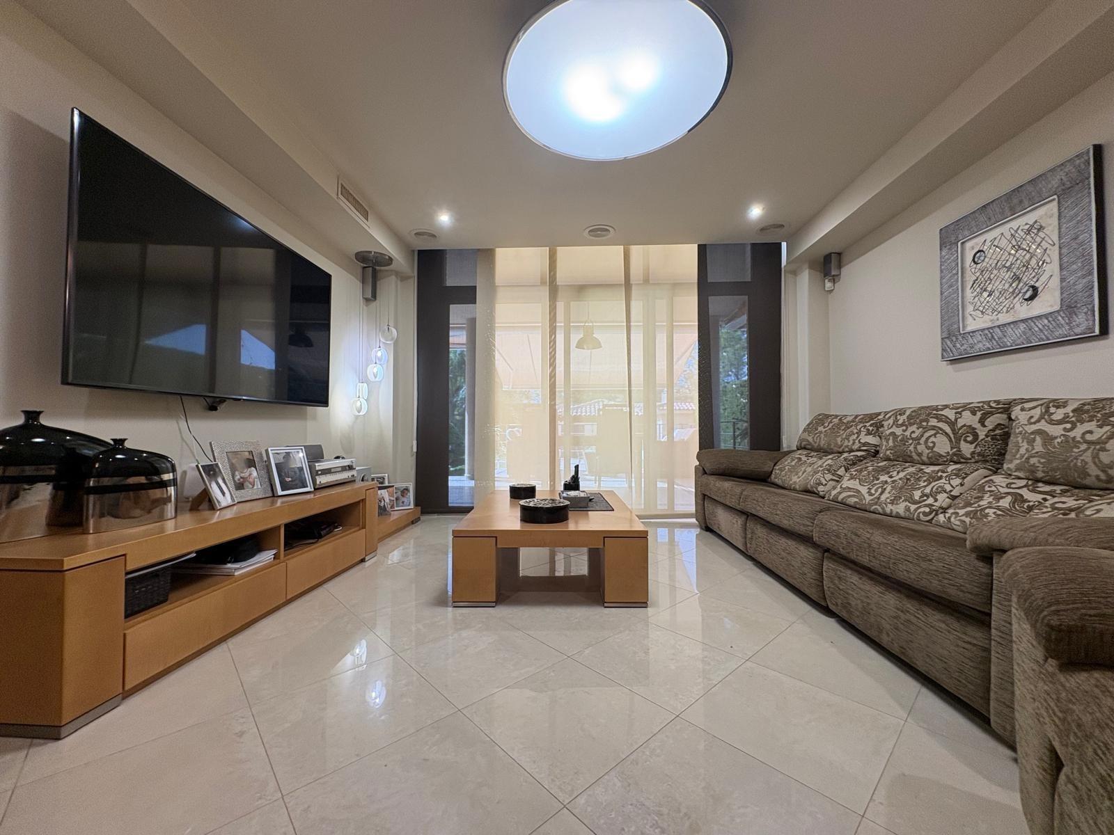 Imposante villa met zwembad in La Pobla de Vallbona