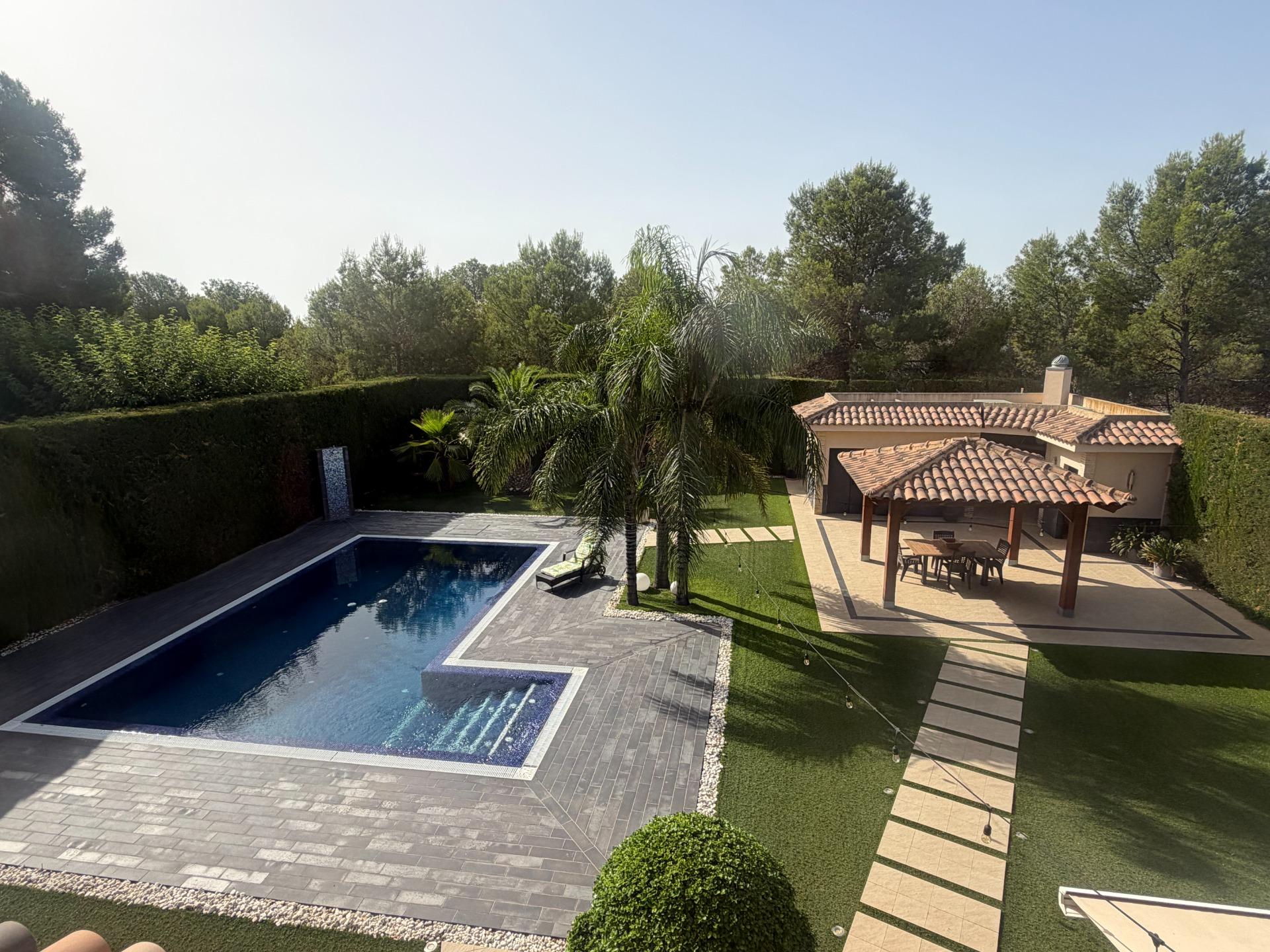 Imposante villa met zwembad in La Pobla de Vallbona