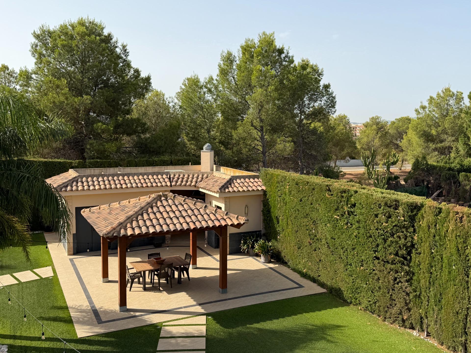 Imposante villa met zwembad in La Pobla de Vallbona