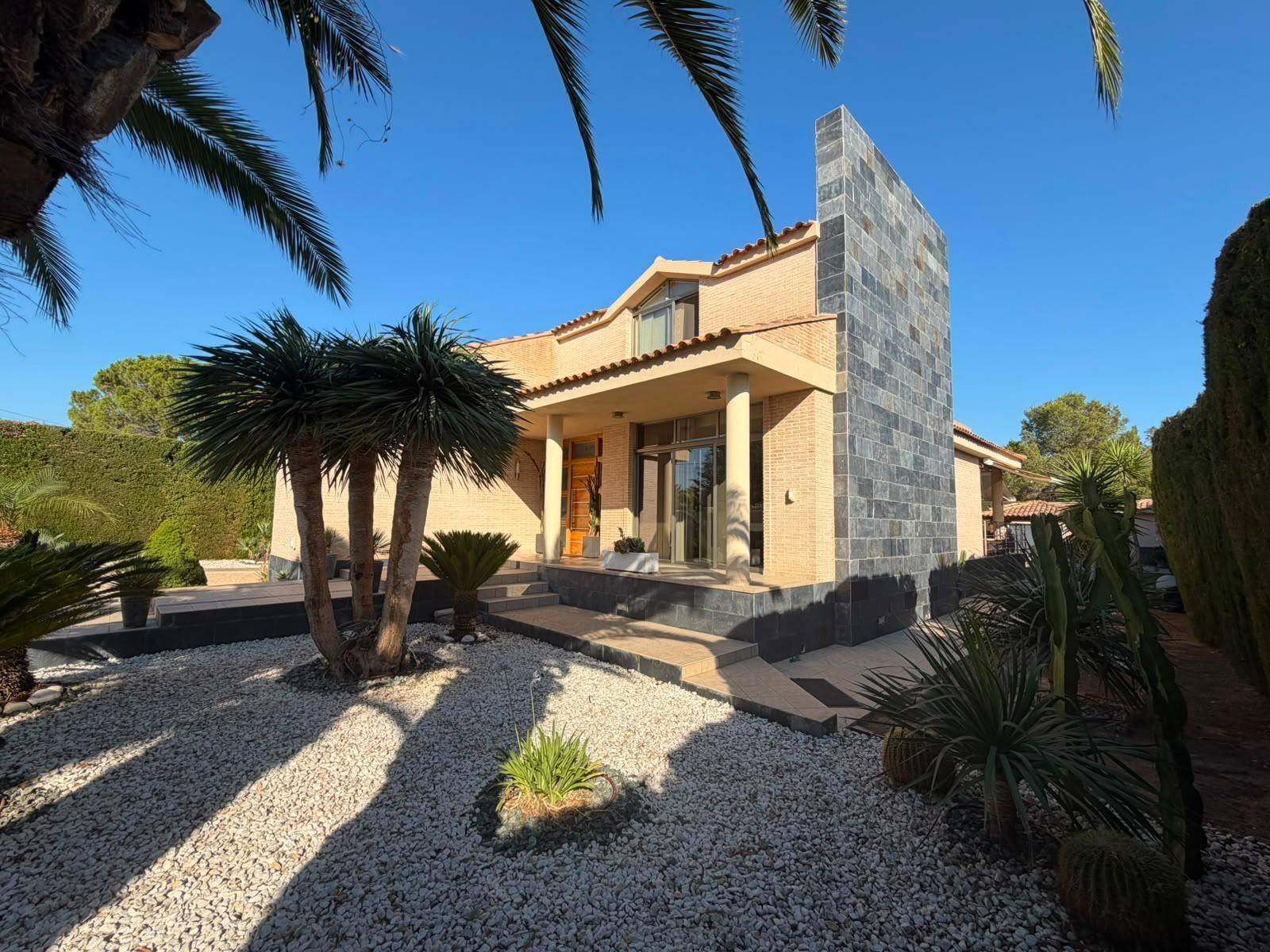 Imposante villa met zwembad in La Pobla de Vallbona