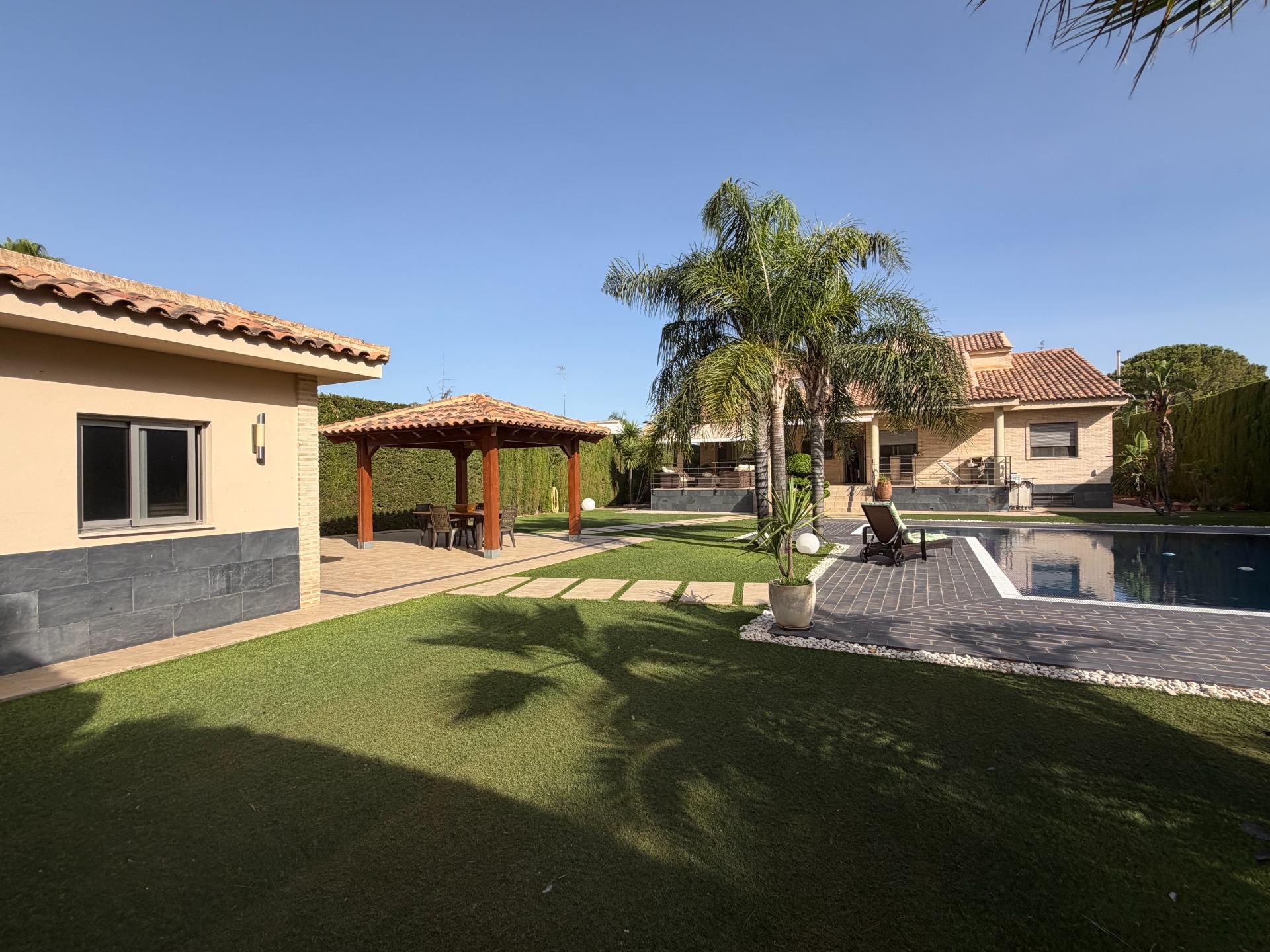 Imposante villa met zwembad in La Pobla de Vallbona