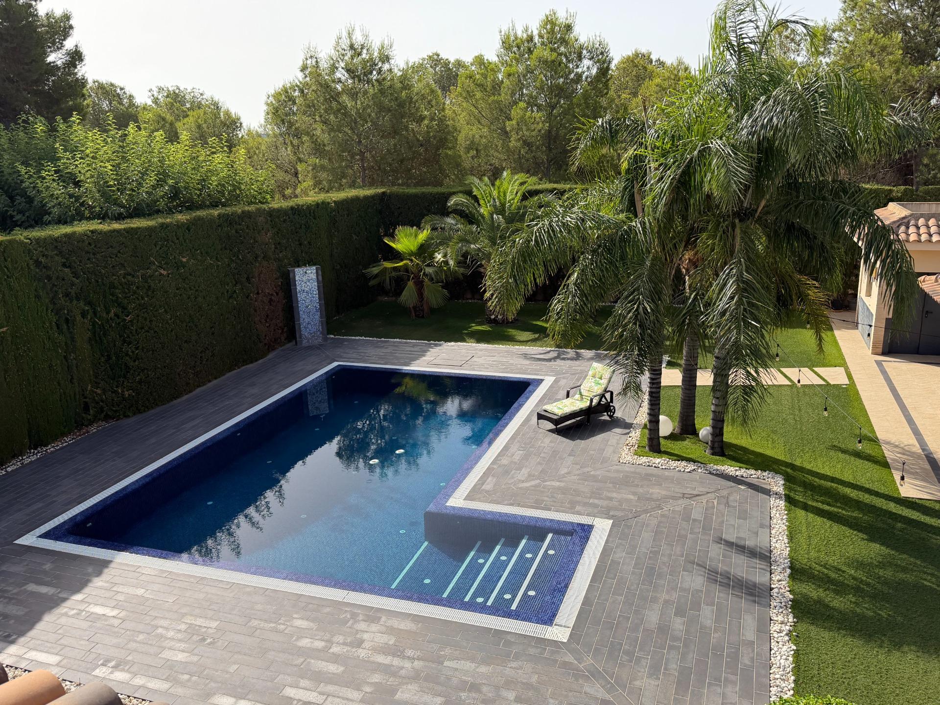Imposante villa met zwembad in La Pobla de Vallbona