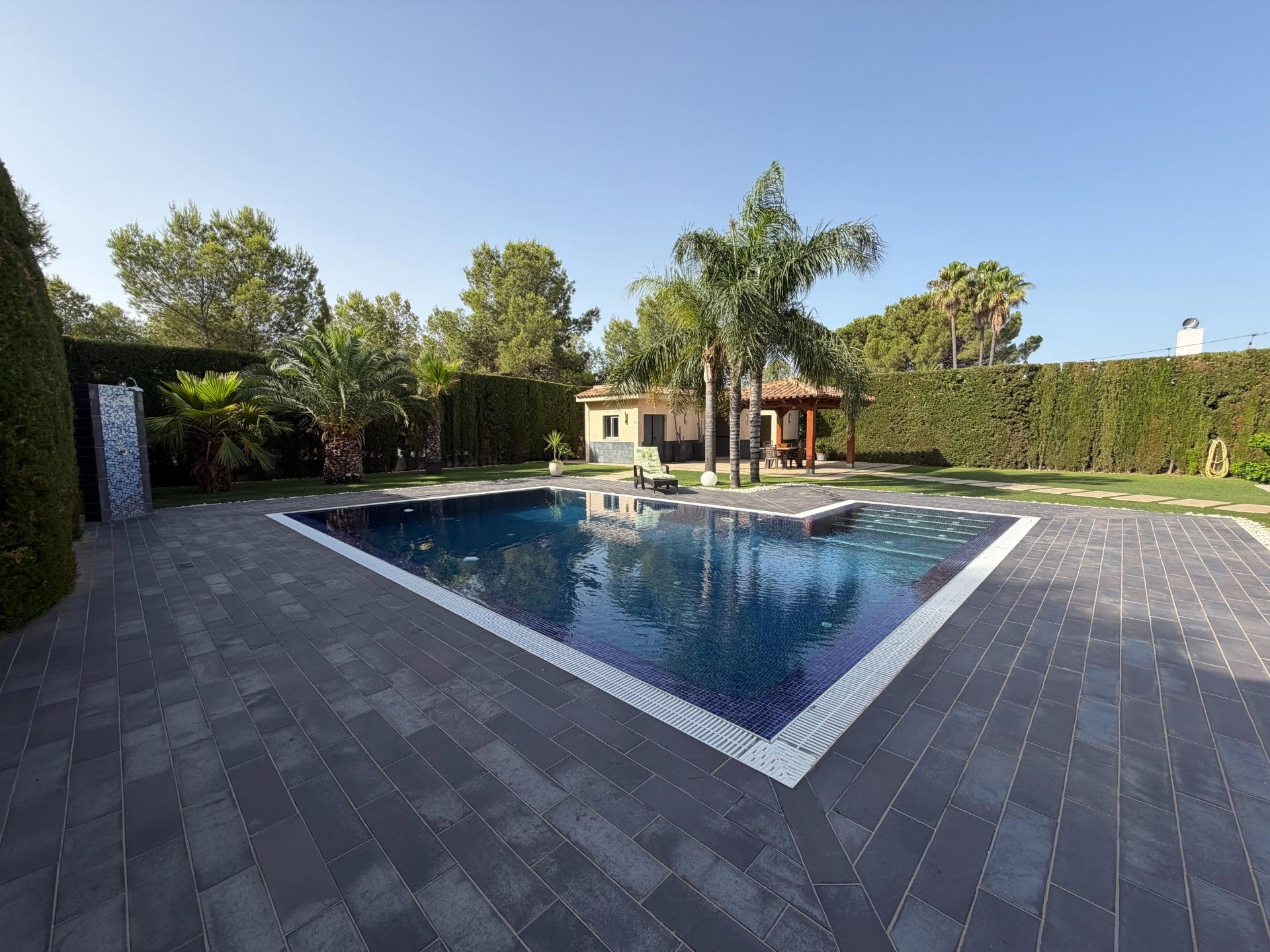 Imposante villa met zwembad in La Pobla de Vallbona