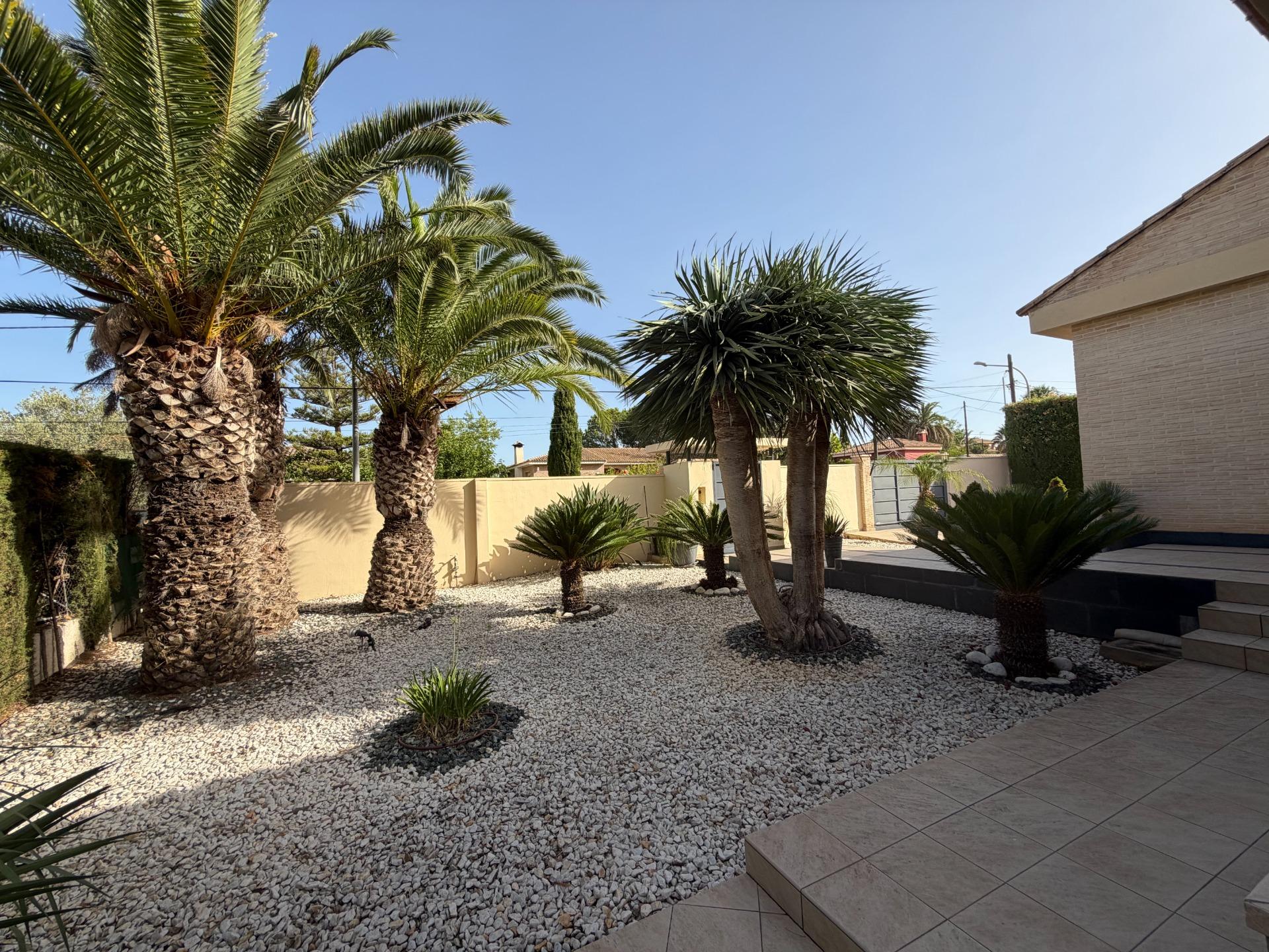 Imposante villa met zwembad in La Pobla de Vallbona
