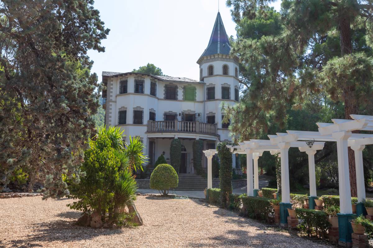 Unieke villa met zwembad te koop in Naquera