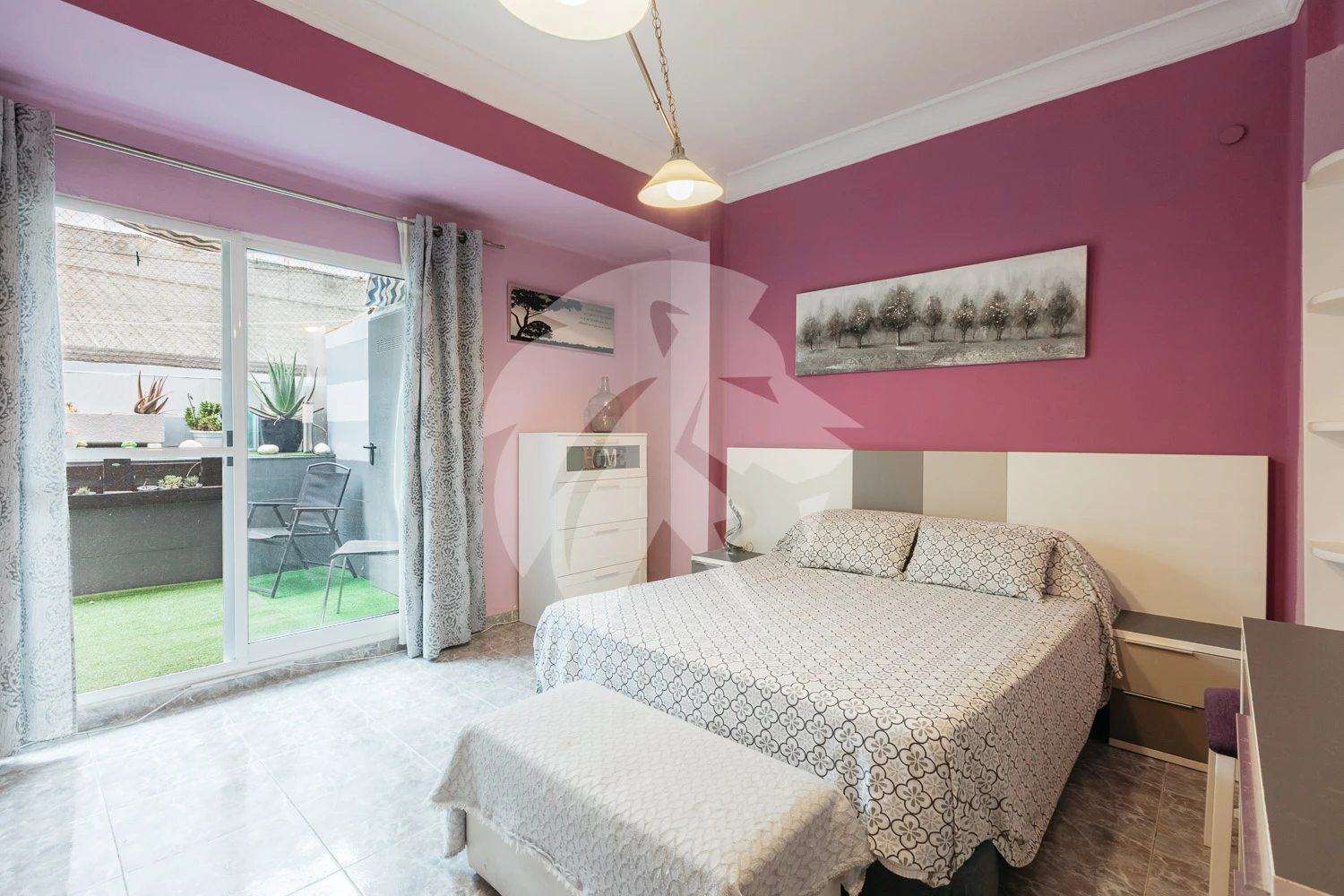 Ruim appartement met privé terras in Valencia – Patraix