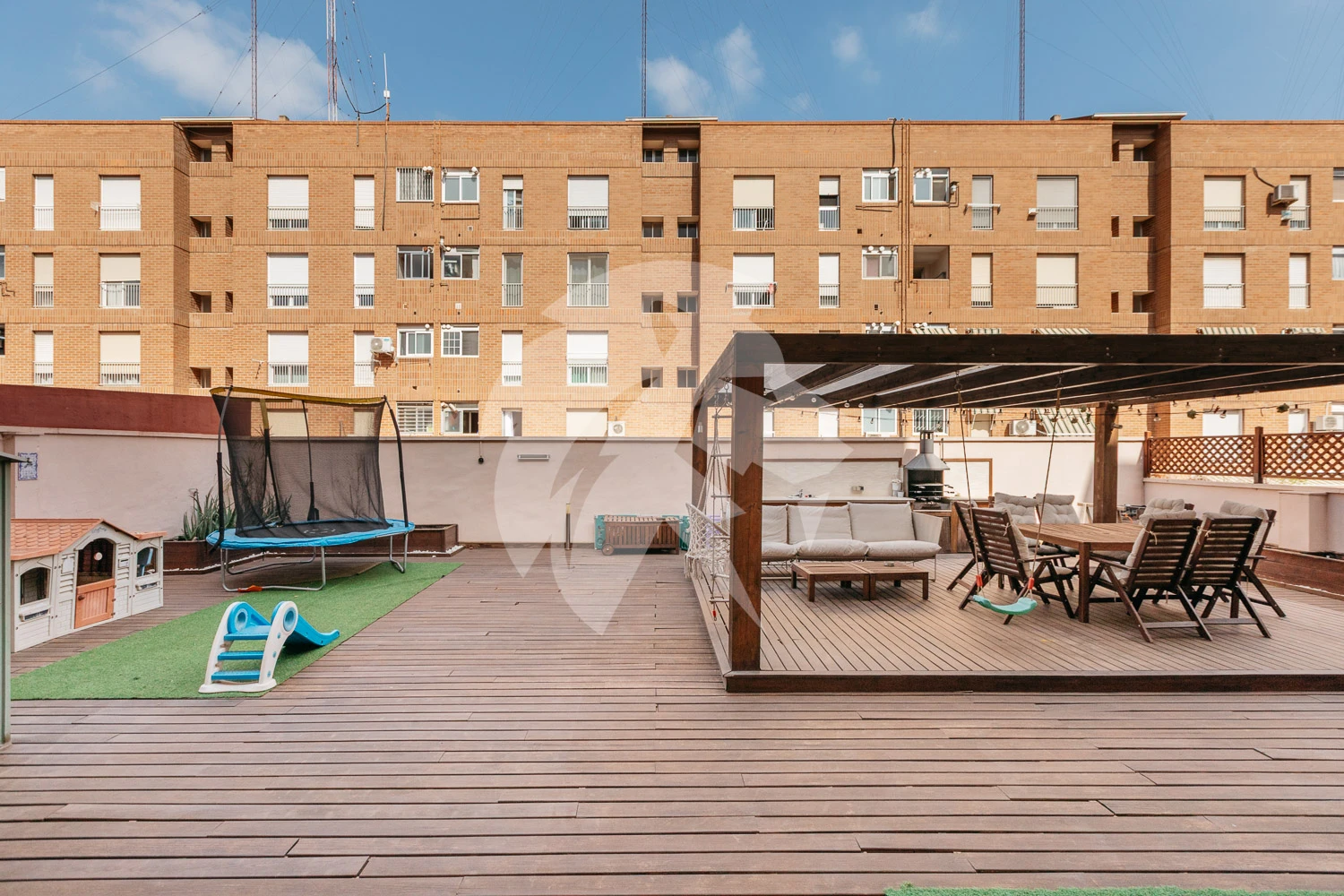 Volledig gerenoveerd appartement met 180 m² privé terras in Valencia