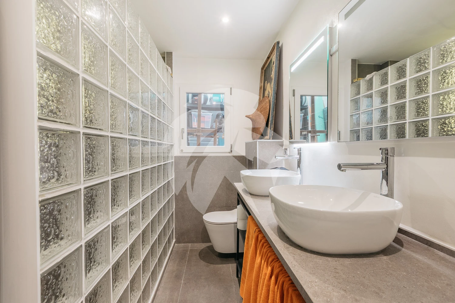 Ruim appartement met twee terrassen in centrum Valencia