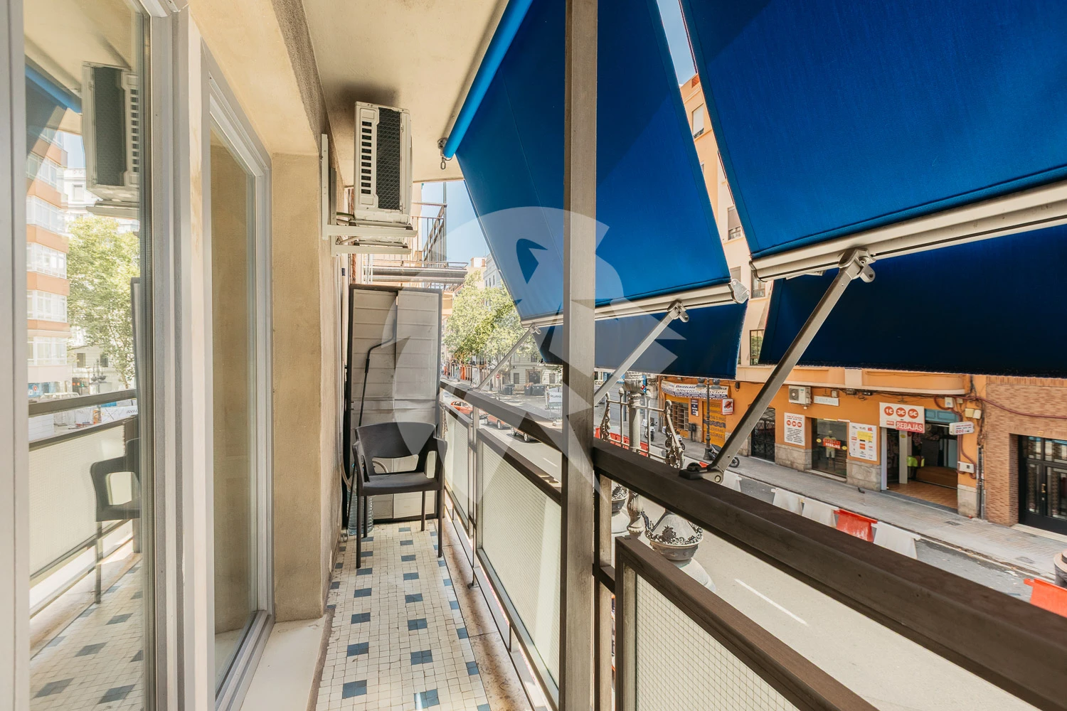 Ruim appartement met twee terrassen in centrum Valencia