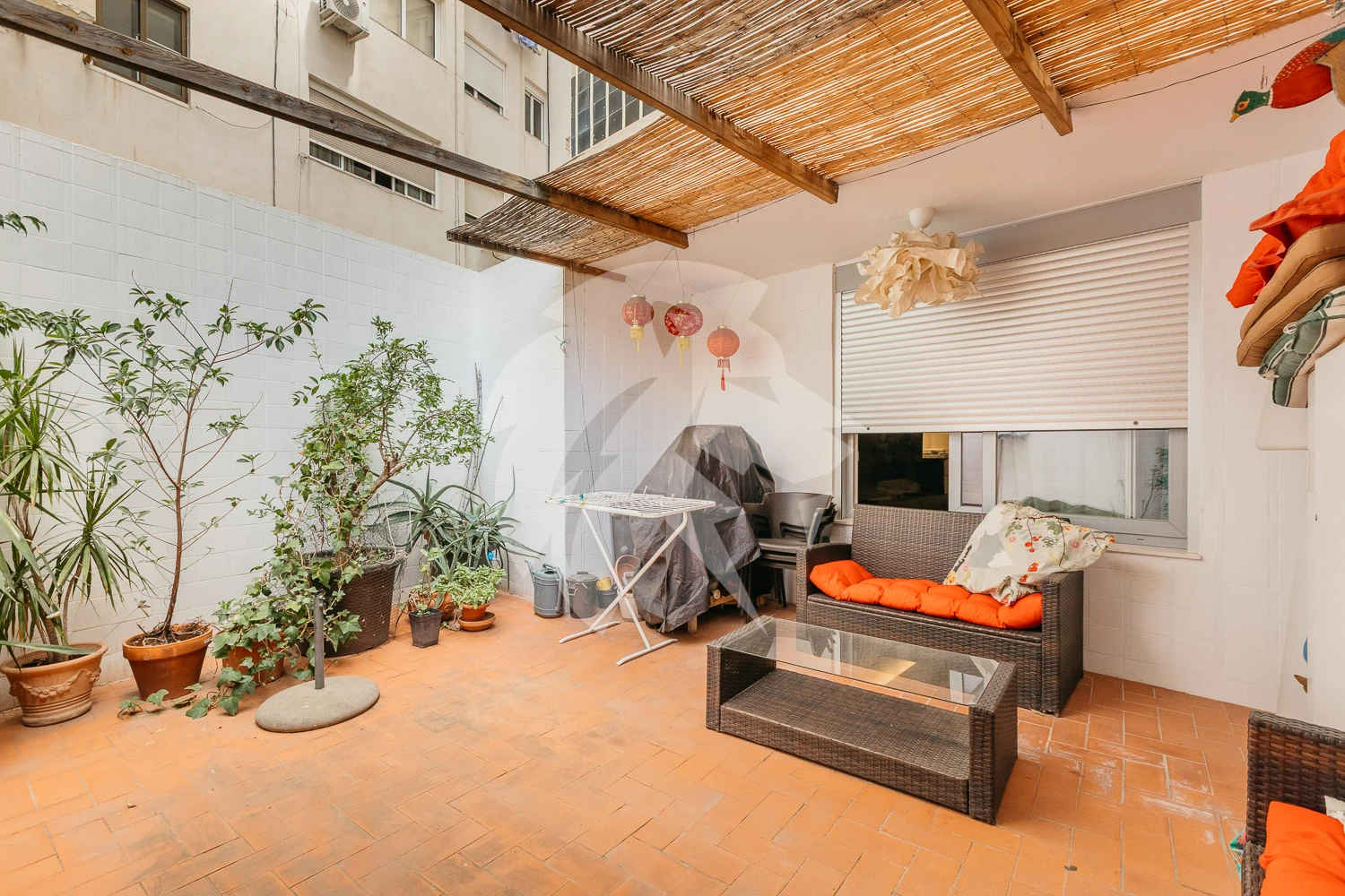 Ruim appartement met twee terrassen in centrum Valencia