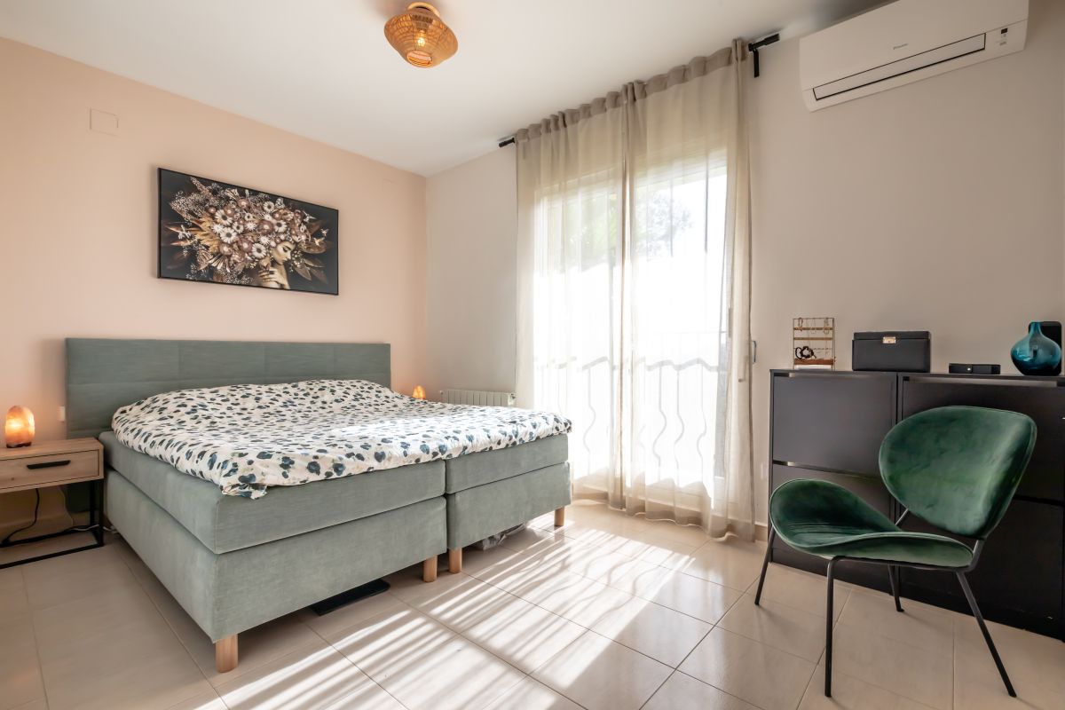 Ruime villa met zwembad te koop in Chiva