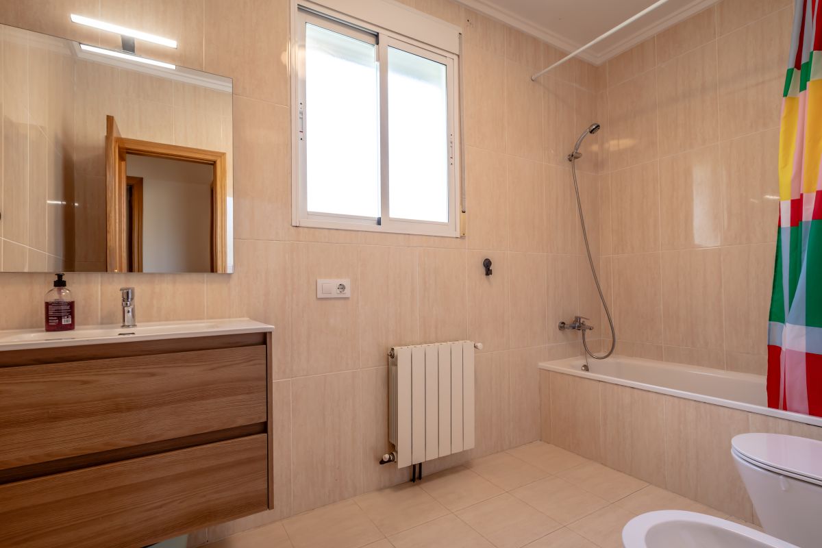 Ruime villa met zwembad te koop in Chiva