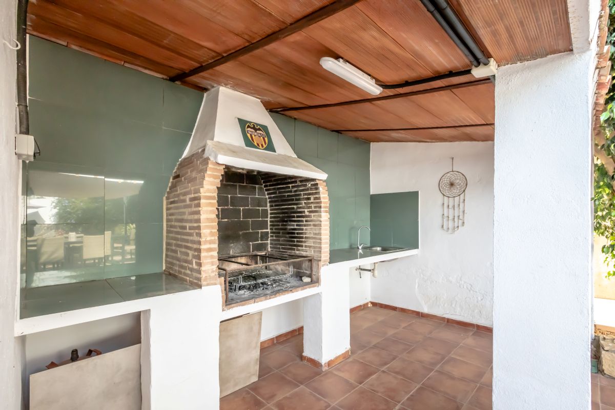 Ruime villa met zwembad te koop in Chiva