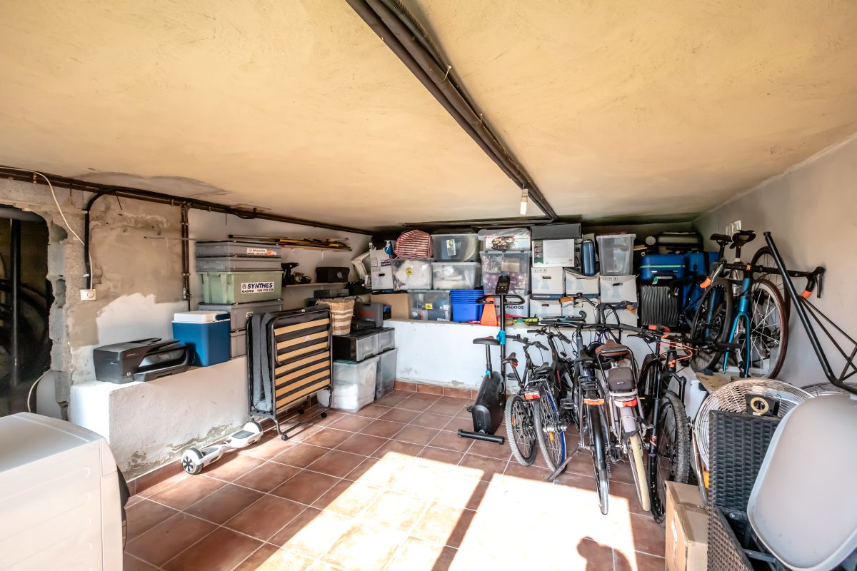Ruime villa met zwembad te koop in Chiva