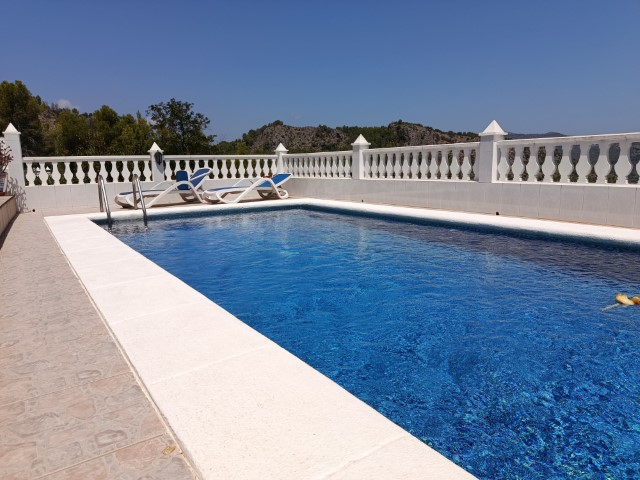Villa te koop in Ador