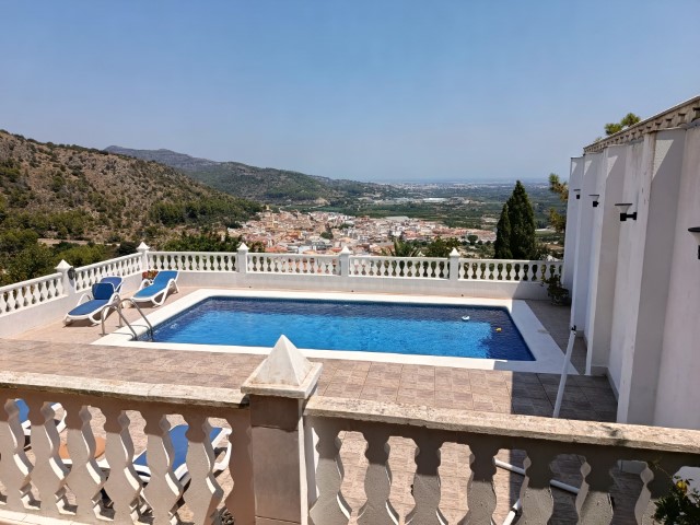 Villa te koop in Ador